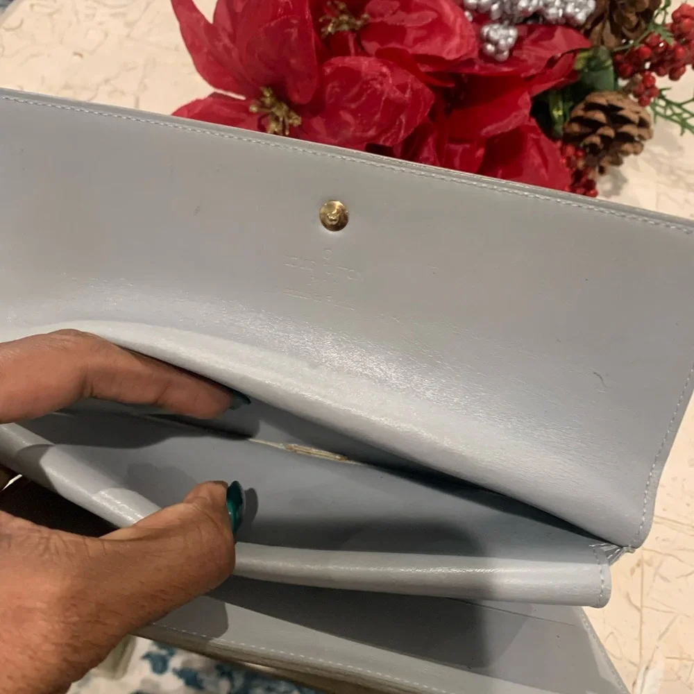 Authentic Louis Vuitton Vernis Sarah International Wallet - Picture 2 of 14